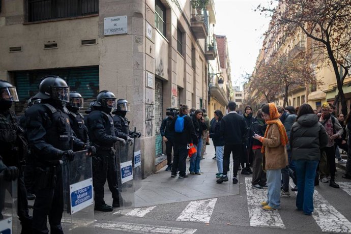 Los Mossos d'Esquadra cortan el paso en la calle Hospital de Barcelona por el desalojo de la Antiga Massana, que ha acabado con 5 detenidos y 19 mossos heridos leves.