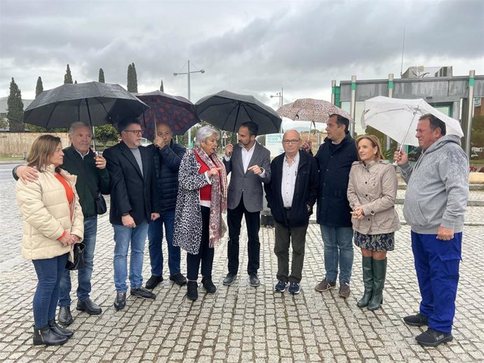 El portavoz municipal del PSOE junto con ediles socialistas y vecinos de Campanillas