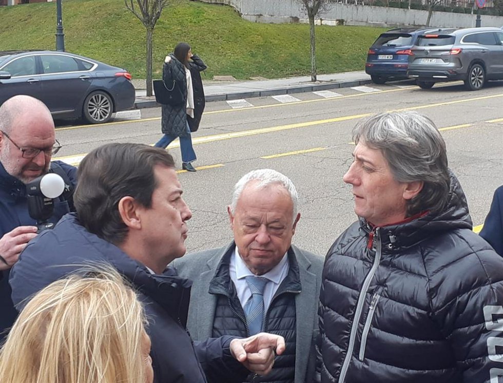 Mañueco conversa con el alcalde de Soria y secretario regional del PSOE, Carlos Martínez, en su visita a la Concatedral .