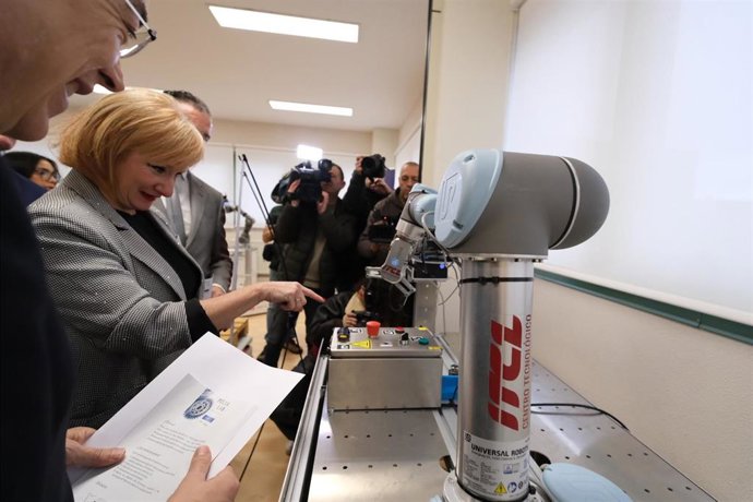 La consejera de Industria, Leticia García, observa una de las máquinas del laboratorio.