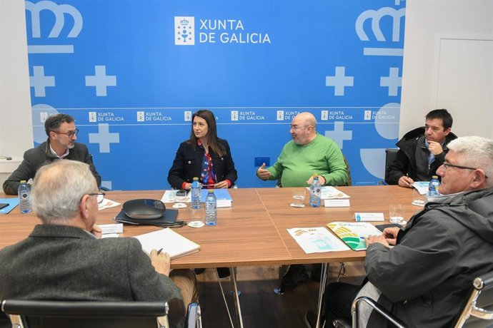La conselleira do Medio Rural, María José Gómez, reunida con el secretario xeral de Unións Agrarias (UUAA), Roberto García, y con otros responsables de la organización.