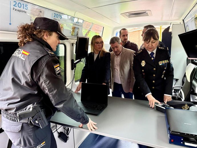 La delegada del Gobierno en Cantabria, Eugenia Gómez de Diego, y la Jefa Superior de la Policía Nacional, Carmen Martínez, en el nuevo Vehículo Integral de Documentación (VIDOC),