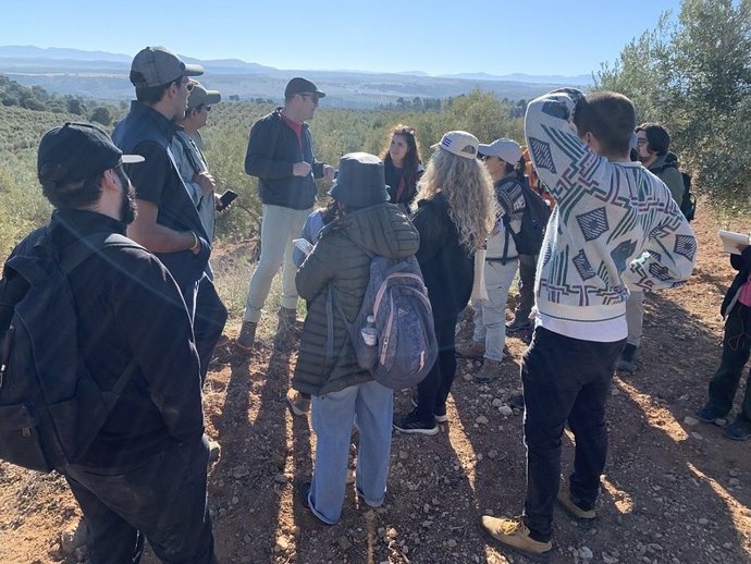 Alumnado del máster durante la visita a la finca de olivar ecológico.