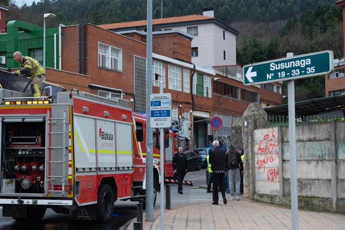 Un camión de bomberos en las inmediaciones de una empresa donde se ha producido un incendio, junto a los trabajadores que han sido desalojados, a 28 de enero de 2025, en Barakaldo.
