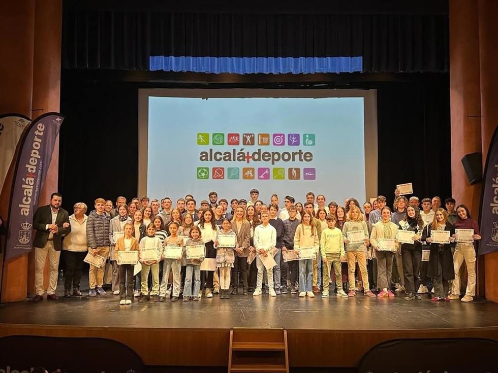 Foto de familia con deportistas locales becados por el Gobierno local con 60.000 euros en su conjunto.
