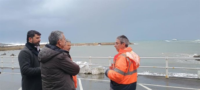 El director general de Infraestructuras, Manuel Calvo, junto al alcalde de Valdés, Óscar Pérez, en las inmediaciones del puerto luarqués, donde el oleaje de estos días ha roto el dique.