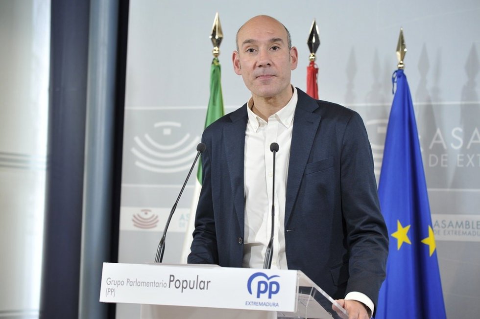 El portavoz del PP en la Asamblea, José Ángel Sánchez Juliá, en rueda de prensa para valorar los datos de la EPA