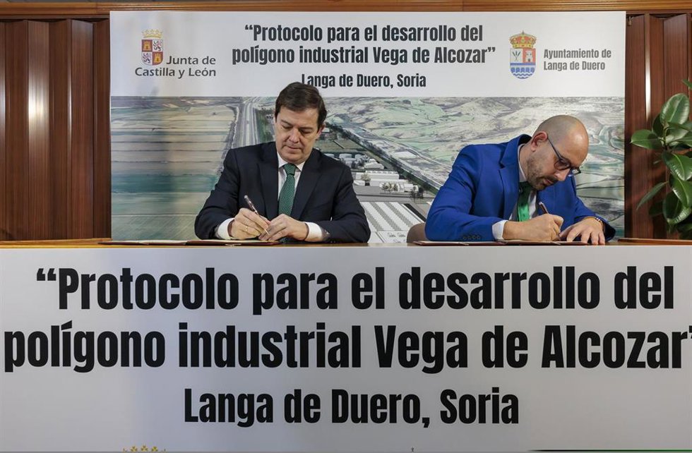 El presidente de la Junta, Alfonso Fernández Mañueco (izda), y Aparicio firman el protocolo para impulsar el polígono de Langa de Duero (Soria)
