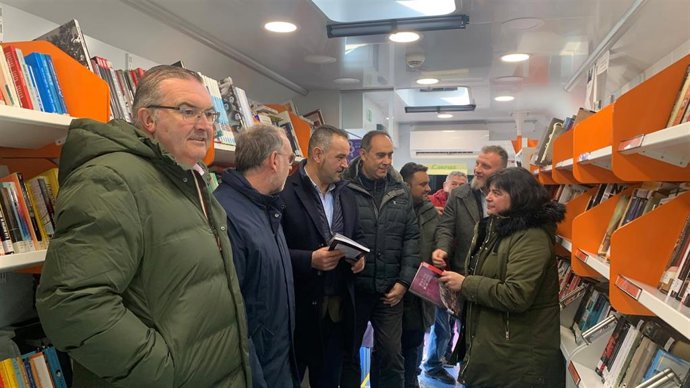 Miembros de la Corporación Provincial en su visita al interior de un bibliobús.