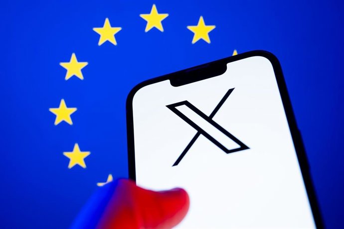 Ilustración con el logotipo de X ante la bandera de la Unión Europea