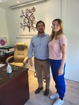 El doctor Alejandro Rodríguez Morata y Sabina Pospisilova