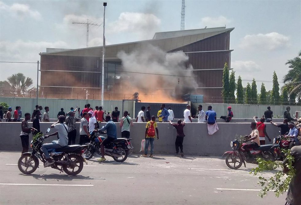 Protesta junto a la Embajada belga en Kinshasa, República Democrática del Congo