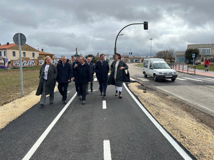 Un momento de la visita del consejero al carril bici del Alfoz de Burgos
