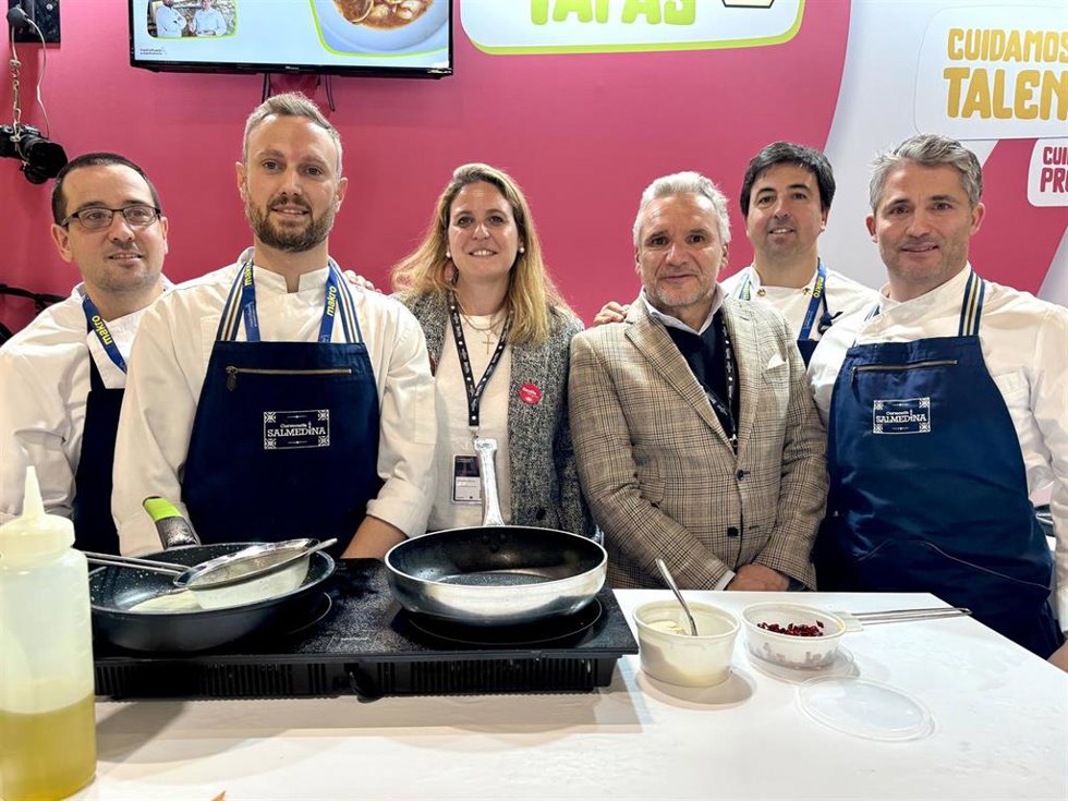 Angie Morero, con profesionales del sector gastronómico en Madrid Fusión 2025, que se celebra en Ifema.
