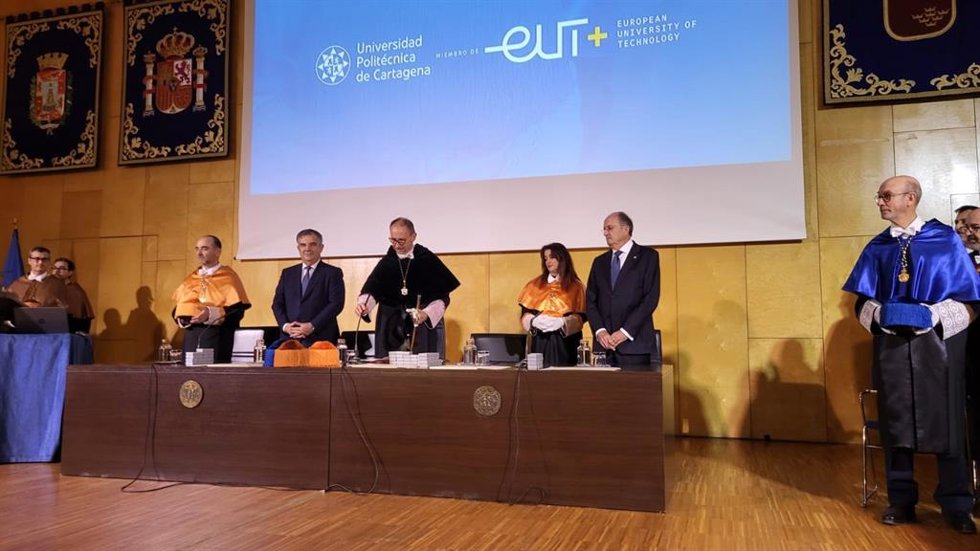 El consejero de Medio Ambiente, Universidades, Investigación y Mar Menor, Juan María Vázquez, junto con el rector de la Universidad Politécnica de Cartagena, Mathieu Kessler, durante el acto académico con motivo de la festividad de Santo Tomás de Aquino