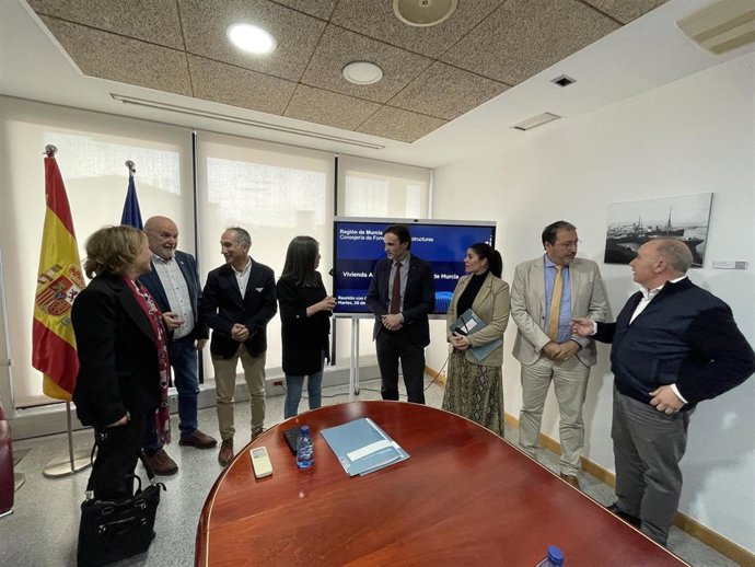 El consejero de Fomento e Infraestructuras y la presidenta del Colegio Oficial de Agentes de la Propiedad Inmobiliaria se reúnen para hablar de las medidas que prepara el Ejecutivo regional para ampliar la oferta de viviendas