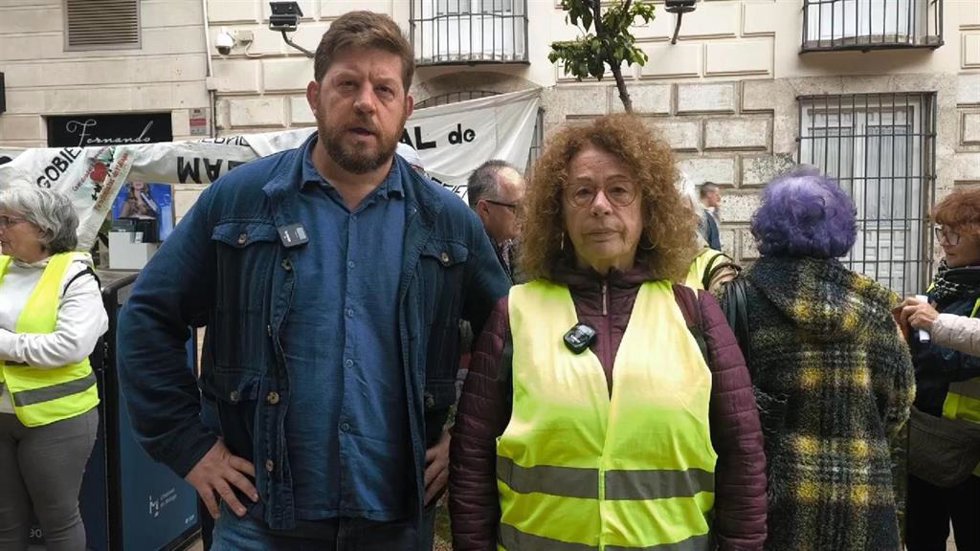 El concejal portavoz adjunto de Con Málaga, Nicolás Sguiglia, y la representante de Coespe, Encarnación González, durante la movilización.