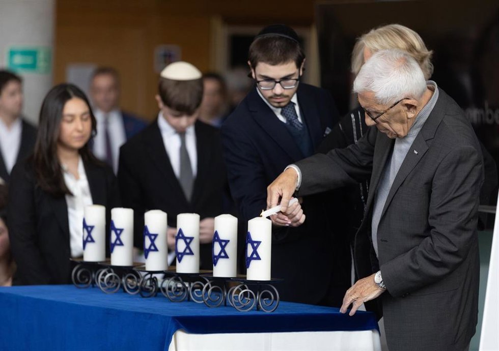 El superviviente del Holocausto, Abraham Albert Barbouth, y alumnos del Centro de Estudios Ibn Gabirol, encienden velas durante el Acto de Recuerdo del Holocausto que acoge la Asamblea de Madrid, a 28 de enero de 2025, en Madrid (España). 
