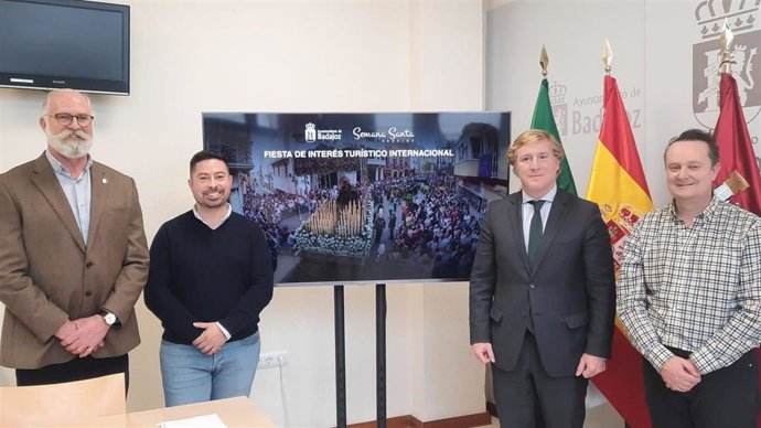 El alcalde de Badajoz, Ignacioa Gragera. Junto al concejal de Turismo, Rubén Galea; el de Cultura y Ferias y Fiestas, José Antonio Casablanca, y Antonio Manzano