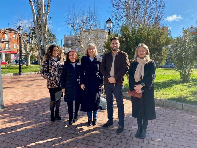 Ana Romero (centro) con dirigentes del PSOE en Peñarroya-Pueblonuevo.