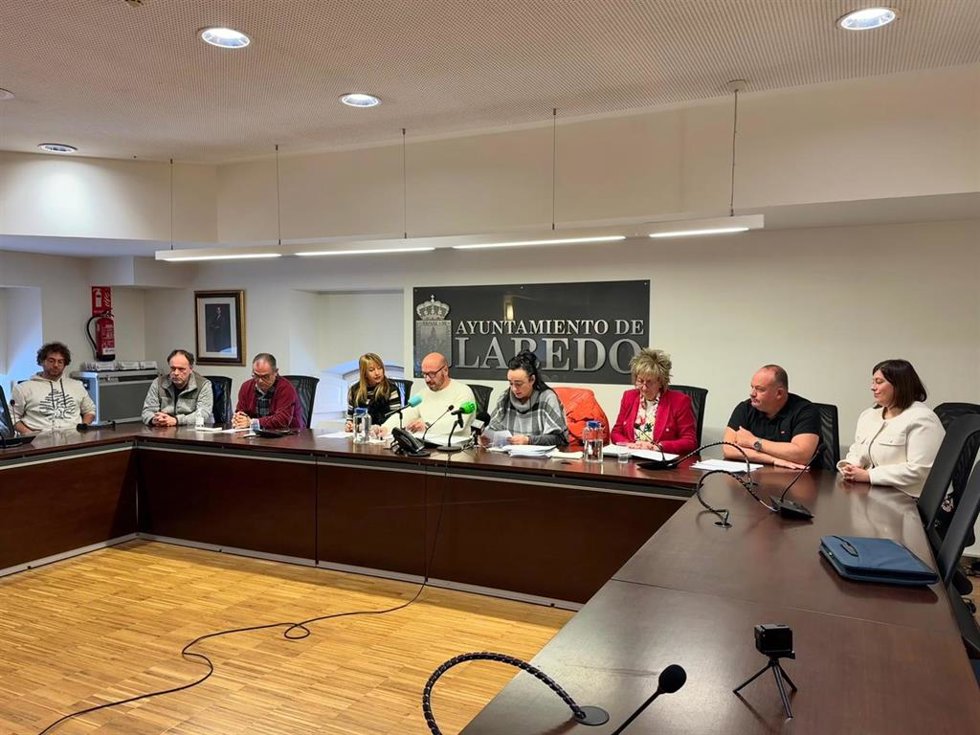 El alcalde de Laredo, Miguel González, y ediles del equipo de Gobierno anuncian un acuerdo para los Presupuestos de 2025