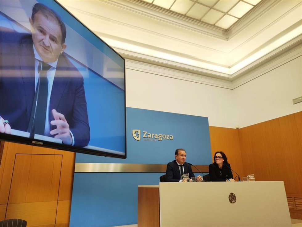 El consejero municipal de Presidencia y concejal delegado de la Policía Local del Ayuntamiento de Zaragoza, Ángel Lorén; y la concejal delegada para el proyecto VioGén, Ruth Bravo,
