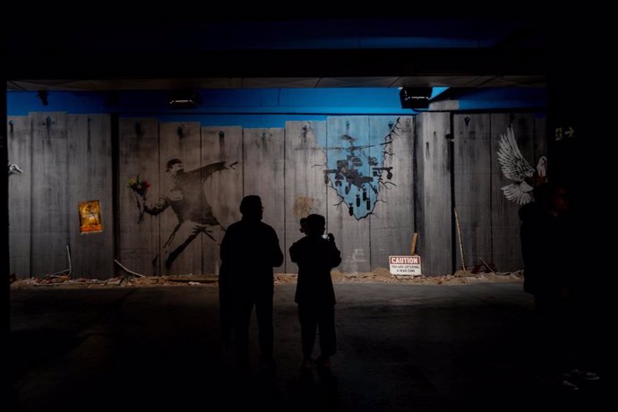 Varias personas recorren la exposición permanente de las obras de Banksy, en el Museo Banksy de Madrid, a 25 de enero de 2025, en Madrid (España). Banksy es un artista británico cuya identidad es un misterio, su obra se centra en el arte callejero e imáge