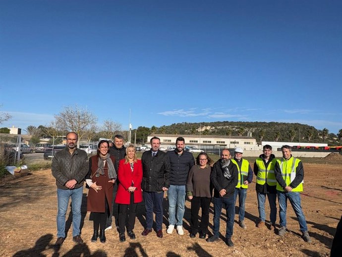 El conseller de Empresa, Empleo y Energía, Alejandro Sáenz de San Pedro, y la alcaldesa de Felanitx, Catalina Soler, ponen la primera piedra de las naves modulares.
