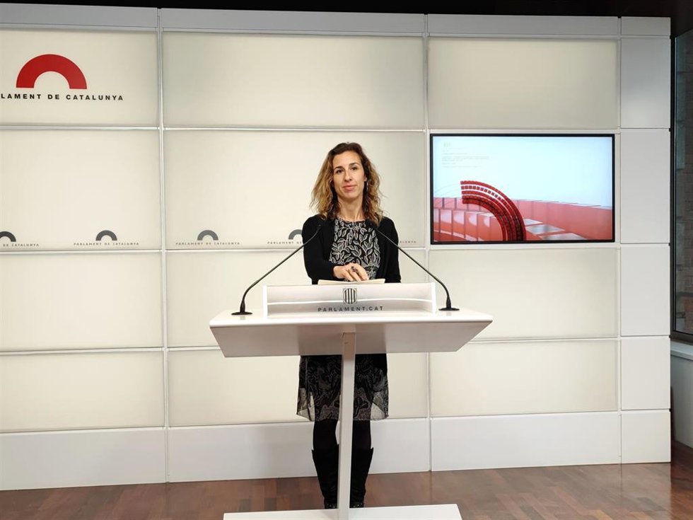La diputada de la CUP en el Parlament, Laia Estrada, en una rueda de prensa en el Parlament, a 28 de enero de 2025, en Barcelona (Catalunya)