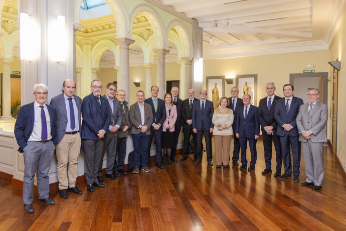 Foto de familia tras la jornada de presentación del informe sobre el sistema sanitario, en la sede del Grupo San Valero.