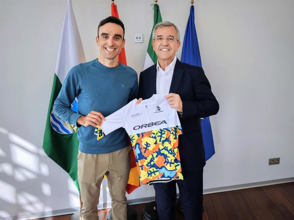 El ciclista malagueño Luis Ángel Maté y el alcalde de Estepona, José María García Urbano