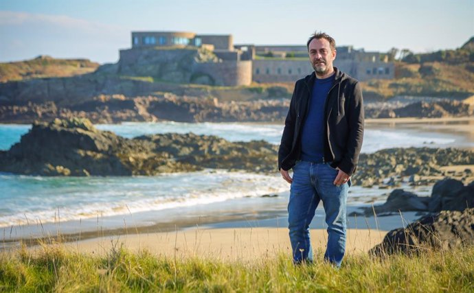 El escritor Agustín Martínez en una de las islas del Canal de la Mancha, Alderney, donde se ubica su nueva novela 'El esplandor'