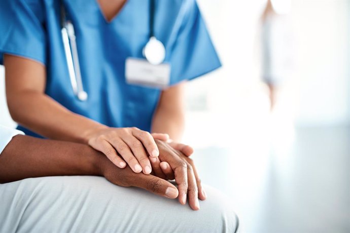 Archivo - Cropped shot of an unrecognizable female nurse comforting a patient in the hospital