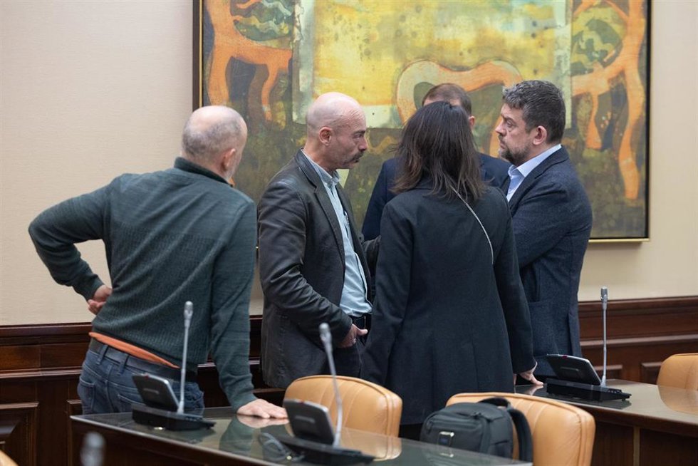 Archivo - El presidente de la comisión de investigación del Congreso sobre los atentados del 17A, Txema Guijarro, conversa con varios portavoces de la misma.