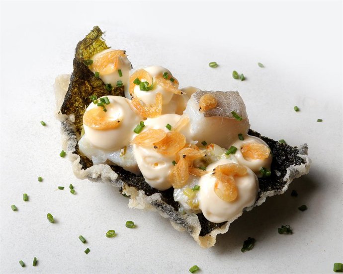 Archivo - Confit de bacalao sobre nido de algas de arroz.