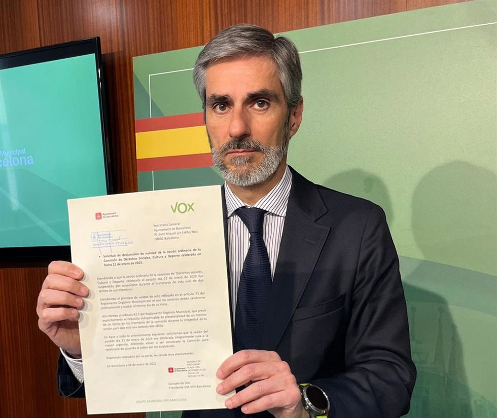 El presidente de Vox en el Ayuntamiento de Barcelona, Gonzalo de Oro, junto al documento en el que pide la nulidad de la última Comisión de Derechos Sociales