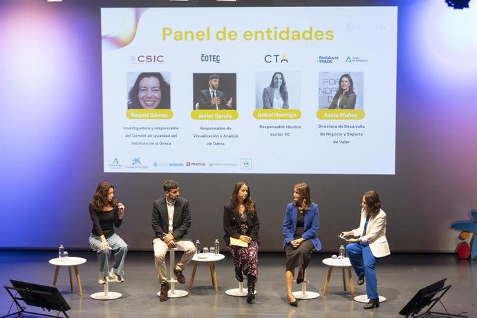 Archivo - Algunas de las participantes en el primer encuentro de la red andaluza de promoción del talento femenino STEM