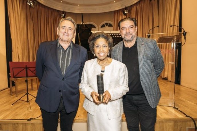 Tania León recibe el XIX Premio SGAE de la Música Iberoamericana 'Tomás Luis de Victoria' de la mano de Juan José Solana y Antonio Onetti, presidentes de Fundación SGAE y SGAE, respectivamente.