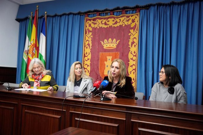 La presidenta de la Diputación de Cádiz, Almudena Martínez (2d)durante su visita a la localidad gaditana. A 28 de enero de 2025 en Villamartín, Cádiz (Andalucía, España). 