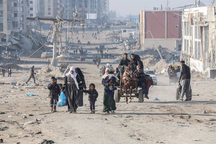 28 January 2025, Palestinian Territories, Gaza: Displaced Palestinians, carrying their belongings, on their way to return to their homes in the northern Gaza Strip. Photo: Omar Ashtawy  Apaimages/APA Images via ZUMA Press Wire/dpa