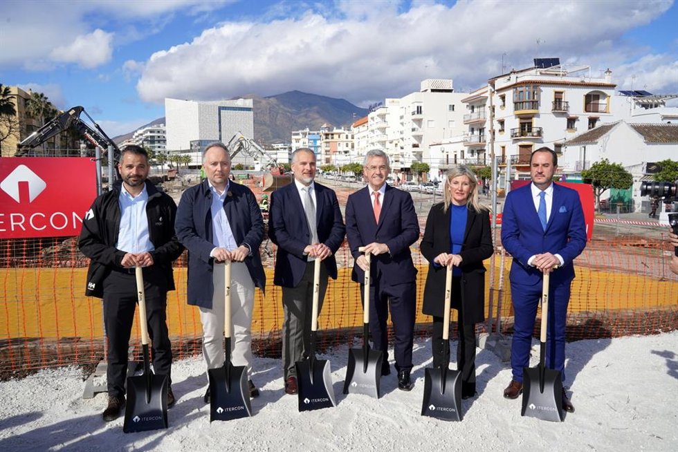 El alcalde de Estepona, entre otros, en el acto de colocación de la primera piedra del gran bulevar con el que culminará transformación urbana del municipio