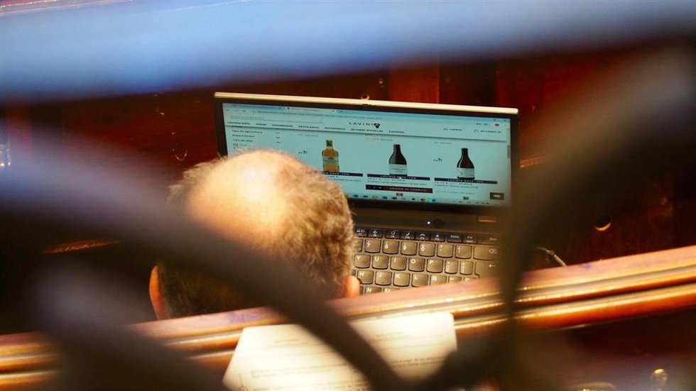 El concejal José Marí Olano consultando una web de vinos en el pleno municipal