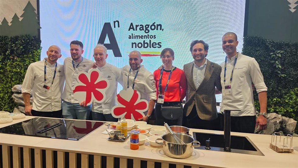 El presidente de la DPH, Isaac Claver, junto con algunos de los chefs presentes en Madrid Fusión.