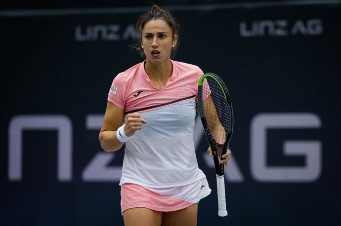 Archivo - Sara Sorribes Tormo of Spain in action during the first round at the 2020 Upper Austria Ladies Linz WTA International tennis tournament against Camila Giorgi of Italy