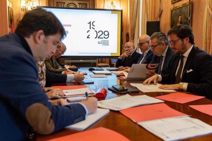 El comisario del Centenario del 29, Julio Cuesta, preside la reunión del Comisariado para analizar el Plan Estratégico y el calendario de actos previstos.