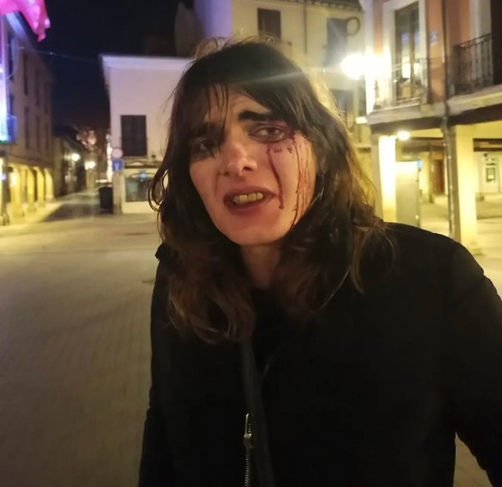 Dos hombres golpean repetidamente a una mujer en una agresión tránsfoba en pleno centro de Alcalá