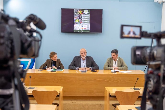 Javier Vidal y Tania Barcelona en la presentación de la Vuelta Andalucía.