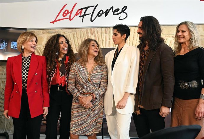 La alcaldesa de Jerez, María José García-Pelayo, junto a miembros de la familia de Lola Flores como Rosario, Lolita y Alba Flores.