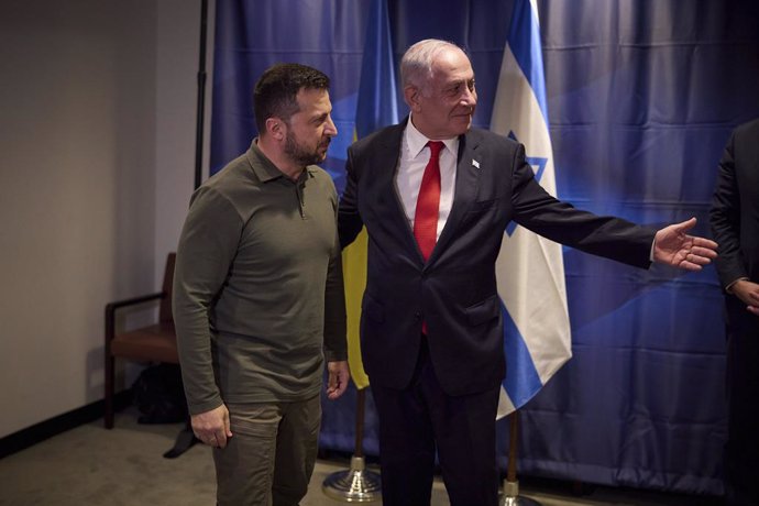 Archivo - September 20, 2023, New York, NY, United States: Israeli Prime Minister Benjamin Netanyahu, right, introduces Ukrainian President Volodymyr Zelenskyy, left, to members of his delegation prior to the start of their bilateral meeting, September 20