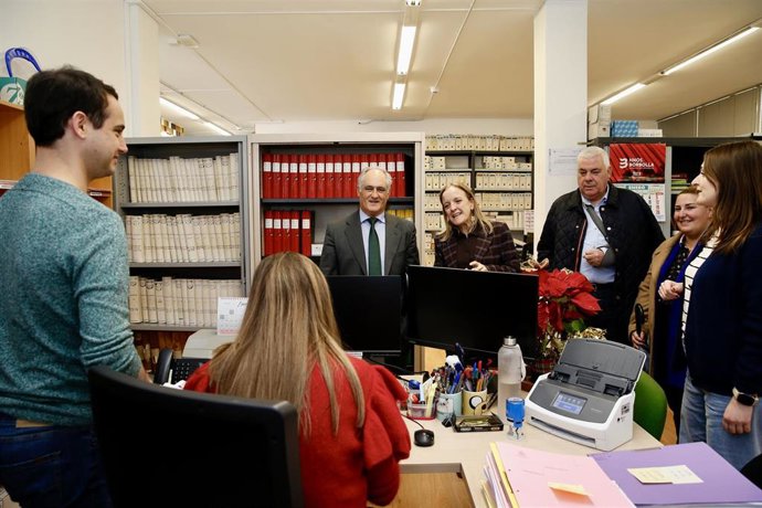 La consejera de Justicia, Isabel Urrutia, en su visita a los juzgados de Santoña
